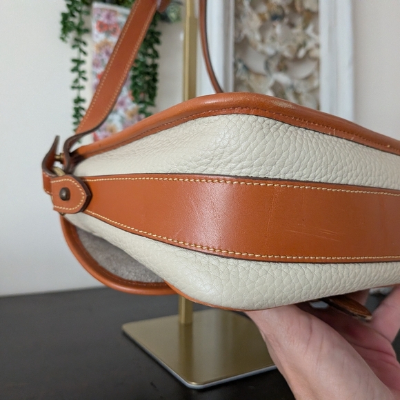 Dooney & Bourke Vintage AWL Bone & British Tan Cavalry Body Bag - Made in USA - Picture 8 of 16